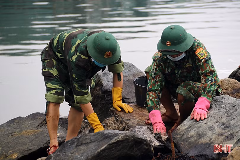 Các lực lượng phối hợp xử lý sự cố tràn dầu tại khu vực bờ biển xã Kỳ Lợi