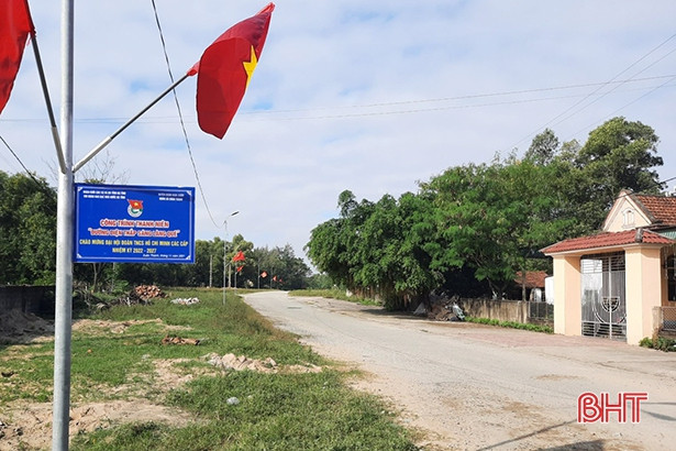 Chi đoàn Kho bạc Nhà nước Hà Tĩnh hỗ trợ hơn 80 triệu đồng thắp sáng đường quê