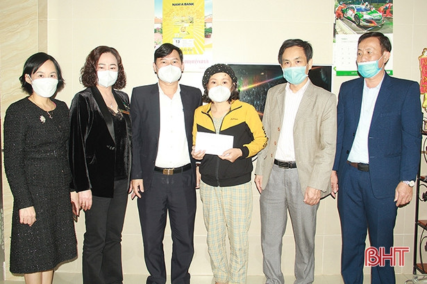 Trao quà cho các giáo viên gặp hoàn cảnh khó khăn ở Nghi Xuân