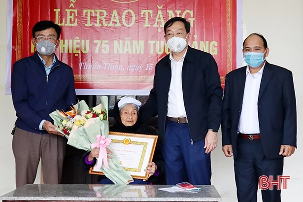 Trao Huy hiệu 75 năm tuổi Đảng cho 2 đảng viên ở Can Lộc