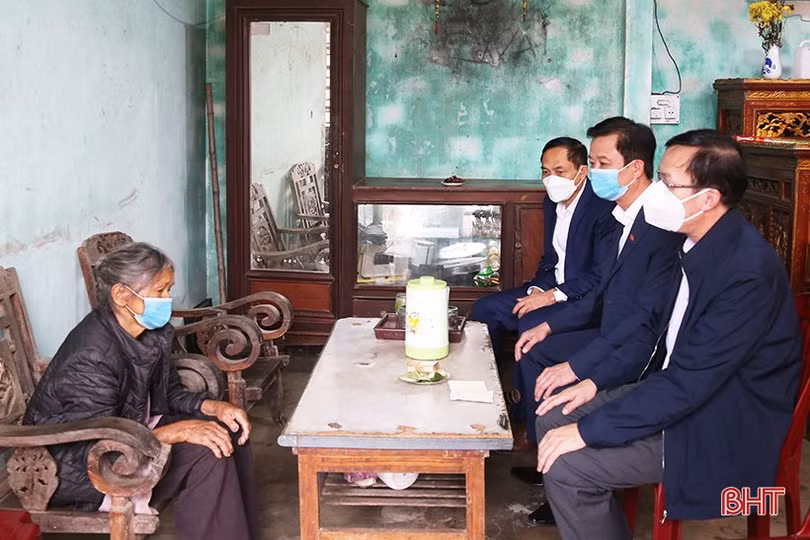 Trưởng ban Nội chính Tỉnh ủy tặng quà nhân ngày đại đoàn kết toàn dân tại Can Lộc