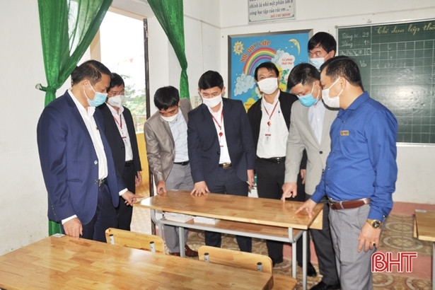 Agribank Chi nhánh Hà Tĩnh II tặng thiết bị học tập cho ngành giáo dục Hương Khê