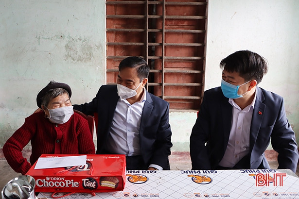 Cẩm Xuyên tặng 158 suất quà cho mẹ Việt Nam anh hùng, mẹ liệt sỹ, gia đình chính sách