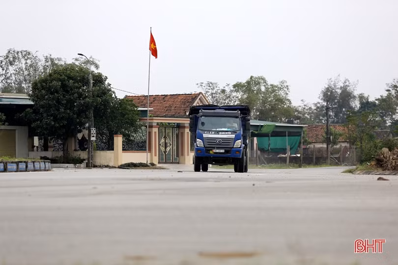 Giao thông lộn xộn, tiềm ẩn tai nạn khi người dân đi tắt qua vòng xuyến ở Lộc Hà