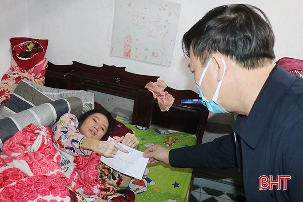 Thăm hỏi, động viên người thân nạn nhân tai nạn giao thông ở các địa phương Hà Tĩnh