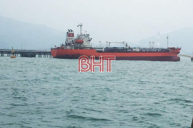 Các lực lượng phối hợp xử lý sự cố tràn dầu tại khu vực bờ biển xã Kỳ Lợi ảnh 17 Các lực lượng phối hợp xử lý sự cố tràn dầu tại khu vực bờ biển xã Kỳ Lợi