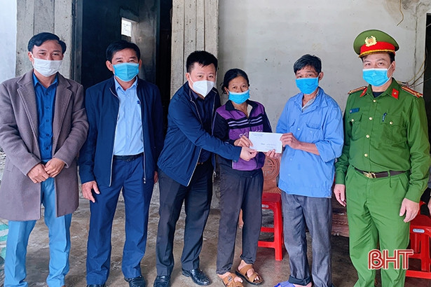 Ban ATGT tỉnh thăm hỏi gia đình nạn nhân tai nạn giao thông ở Cẩm Xuyên