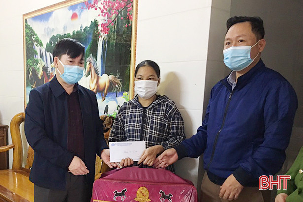 Thăm hỏi, động viên người thân nạn nhân tai nạn giao thông ở các địa phương Hà Tĩnh