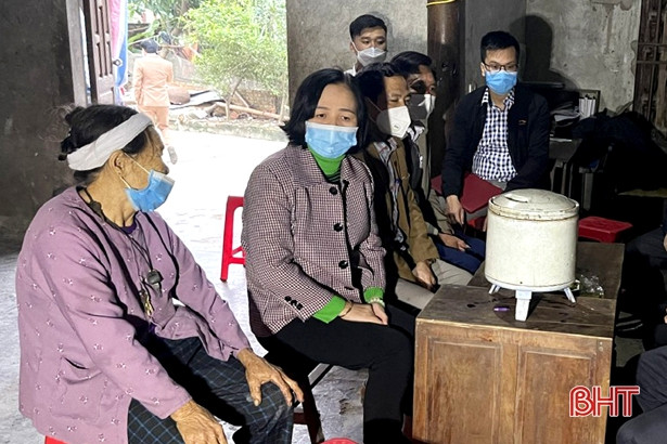 Thăm hỏi, tặng quà cho 4 chị em ở Can Lộc có mẹ vừa mất, cha bỏ đi biệt xứ