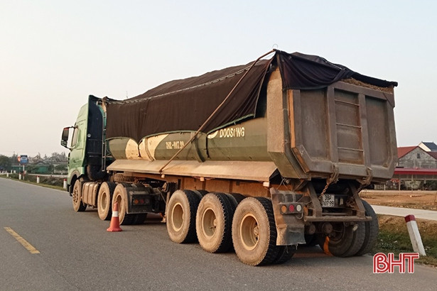 Hà Tĩnh xử phạt 554 phương tiện vận tải chở quá tải, cơi nới thành thùng