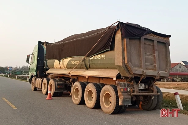 Hà Tĩnh xử phạt 554 phương tiện vận tải chở quá tải, cơi nới thành thùng