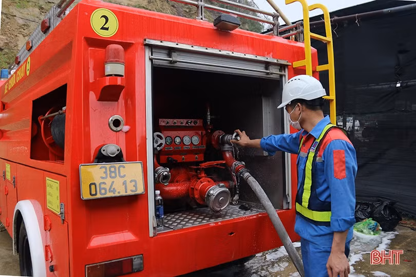 Các lực lượng phối hợp xử lý sự cố tràn dầu tại khu vực bờ biển xã Kỳ Lợi