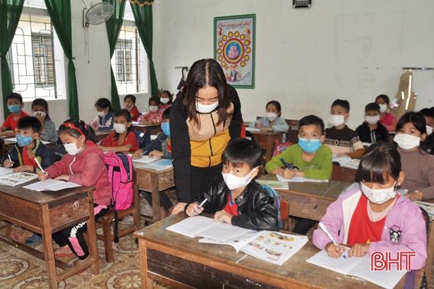 Agribank Chi nhánh Hà Tĩnh II tặng thiết bị học tập cho ngành giáo dục Hương Khê