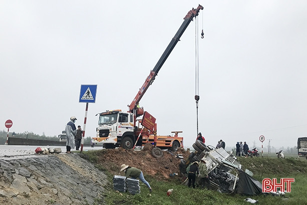 Cẩm Xuyên: Xe tải đâm gãy 3 cột mốc rồi lật bên đường