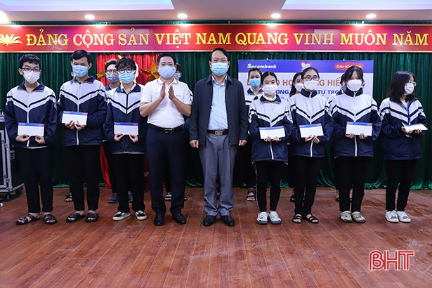 Trao 60 suất học bổng cho các em hoàn cảnh khó khăn vươn lên học giỏi