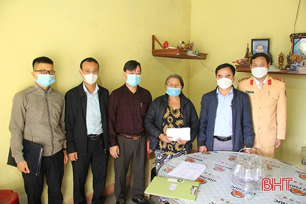 Thăm hỏi gia đình các nạn nhân tai nạn giao thông ở Đức Thọ, Hương Sơn