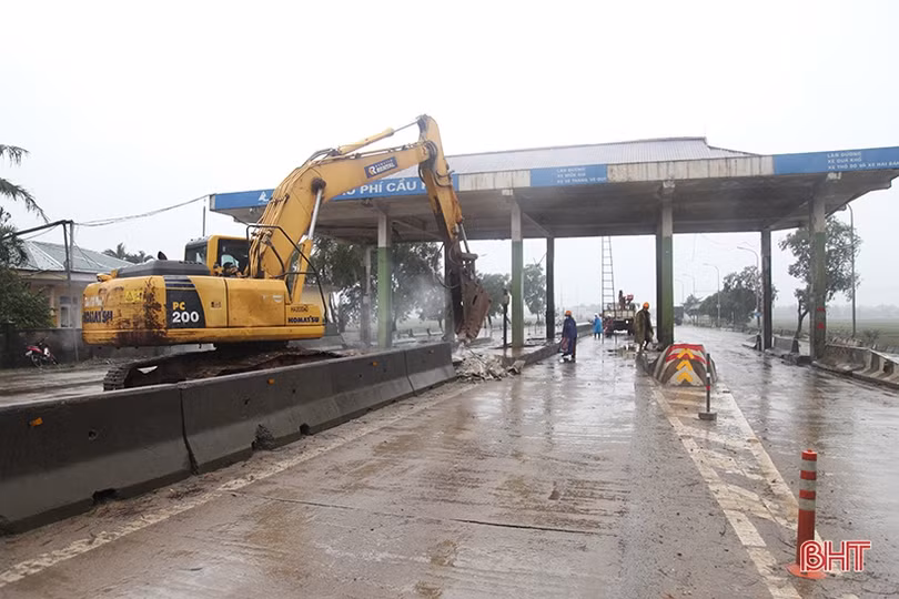 Chính thức tháo dỡ trạm thu phí cầu Rác ở Hà Tĩnh