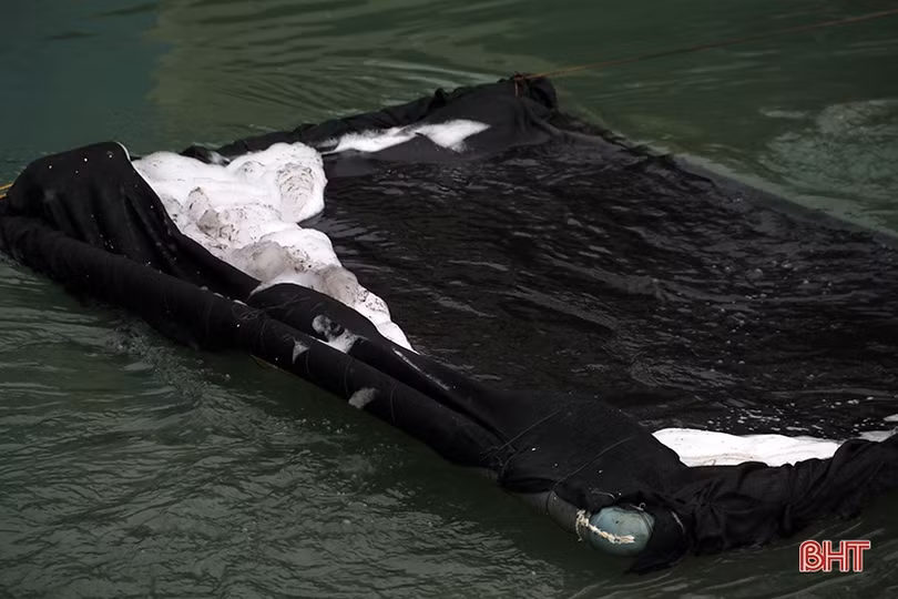 Các lực lượng phối hợp xử lý sự cố tràn dầu tại khu vực bờ biển xã Kỳ Lợi