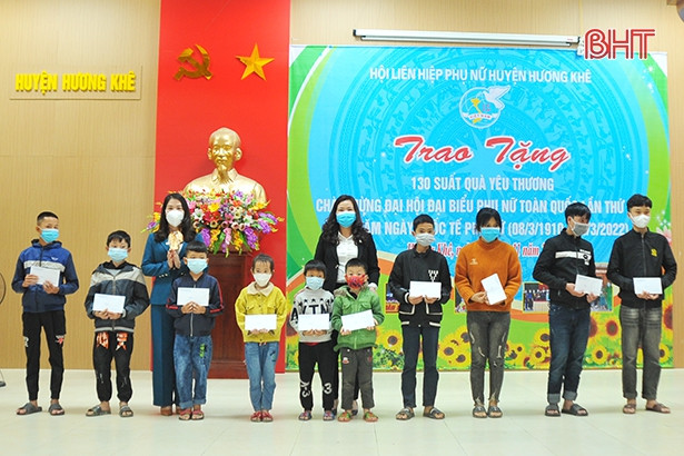 Trao quà cho người dân có hoàn cảnh khó khăn ở Hà Tĩnh ảnh 17 Trao quà cho người dân có hoàn cảnh khó khăn ở Hà Tĩnh