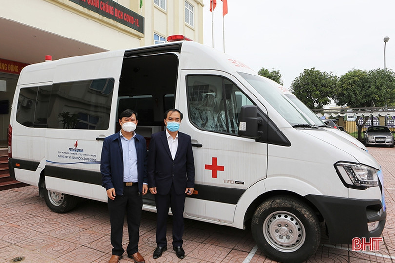 Hà Tĩnh tiếp nhận 2 xe cứu thương từ Tập đoàn Dầu khí Việt Nam