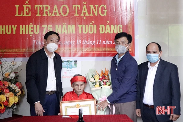 Trao Huy hiệu 75 năm tuổi Đảng cho 2 đảng viên ở Can Lộc