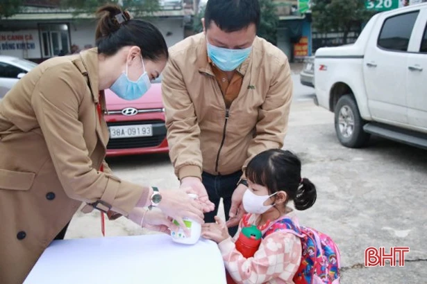 Siết chặt phòng dịch khi đón học sinh trở lại trường ở TP Hà Tĩnh và Thạch Hà