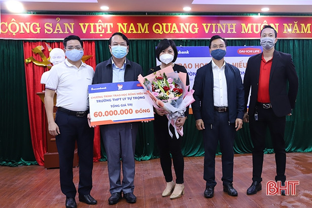 Trao 60 suất học bổng cho các em hoàn cảnh khó khăn vươn lên học giỏi