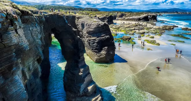 Bãi biển nổi tiếng với những vòm đá lạ mắt