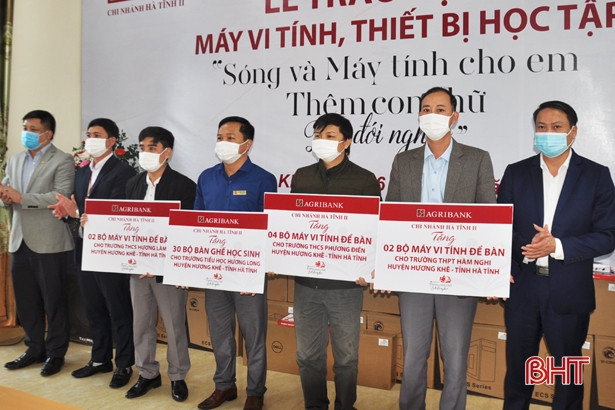Agribank Chi nhánh Hà Tĩnh II tặng thiết bị học tập cho ngành giáo dục Hương Khê