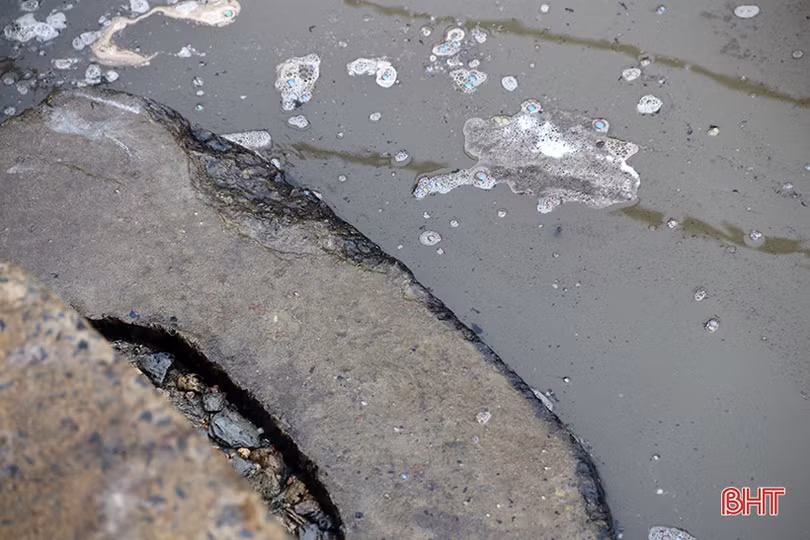 Các lực lượng phối hợp xử lý sự cố tràn dầu tại khu vực bờ biển xã Kỳ Lợi