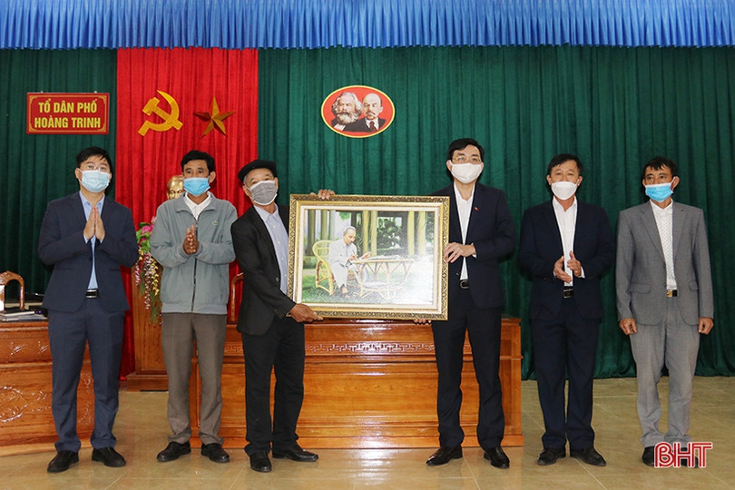 Lãnh đạo TX Kỳ Anh chúc mừng Ngày hội Đại đoàn kết tại phường Kỳ Trinh