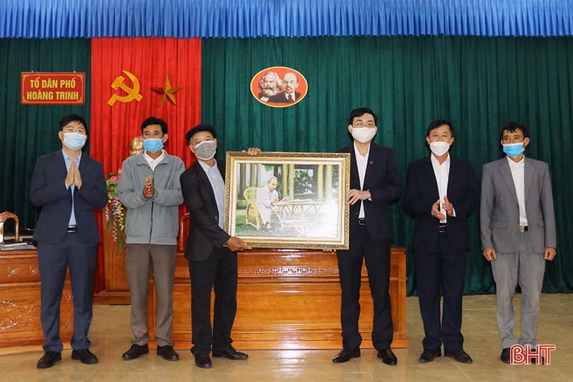 Lãnh đạo TX Kỳ Anh chúc mừng Ngày hội Đại đoàn kết tại phường Kỳ Trinh