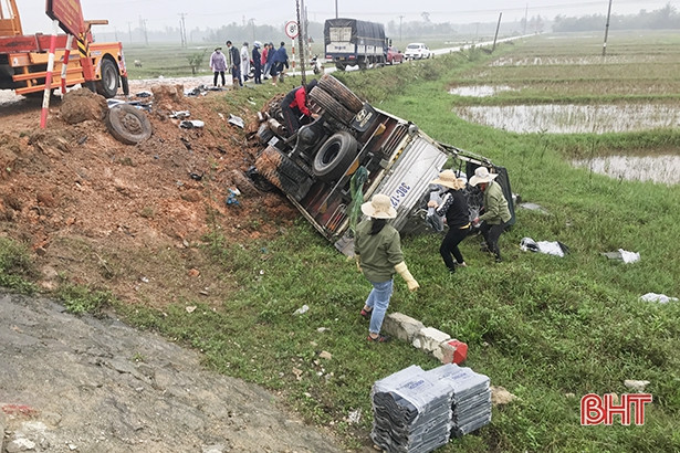 Cẩm Xuyên: Xe tải đâm gãy 3 cột mốc rồi lật bên đường