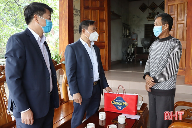 Cẩm Xuyên tặng 158 suất quà cho mẹ Việt Nam anh hùng, mẹ liệt sỹ, gia đình chính sách