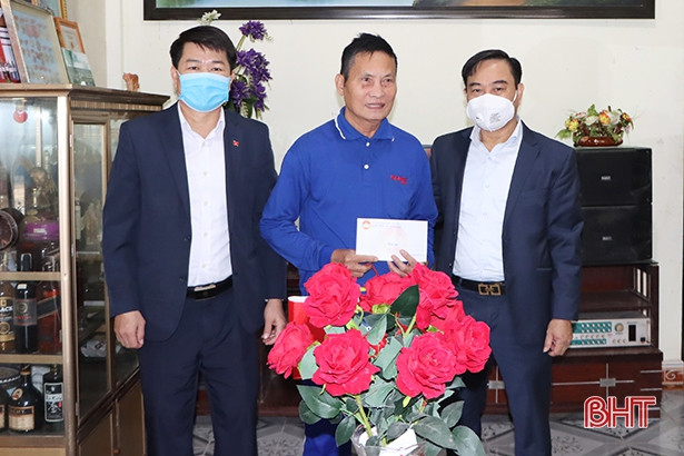 Cẩm Xuyên tặng 158 suất quà cho mẹ Việt Nam anh hùng, mẹ liệt sỹ, gia đình chính sách