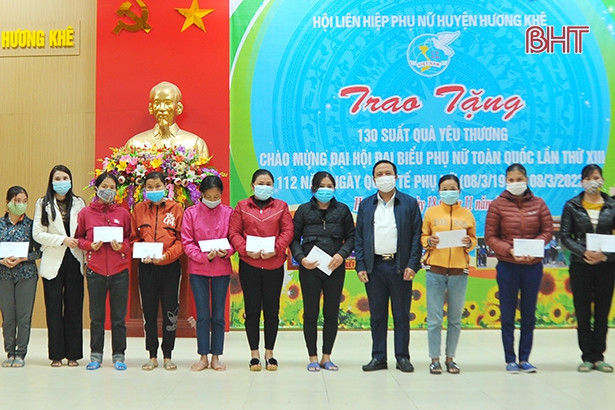 130 suất quà đến với phụ nữ, trẻ em gặp khó khăn ở Hương Khê