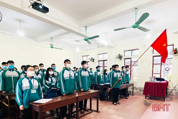 Siết chặt phòng dịch khi đón học sinh trở lại trường ở TP Hà Tĩnh và Thạch Hà