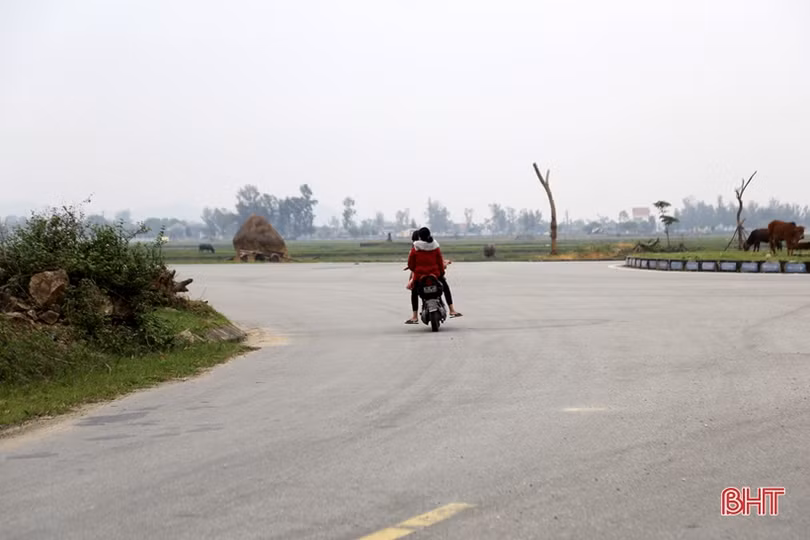 Giao thông lộn xộn, tiềm ẩn tai nạn khi người dân đi tắt qua vòng xuyến ở Lộc Hà