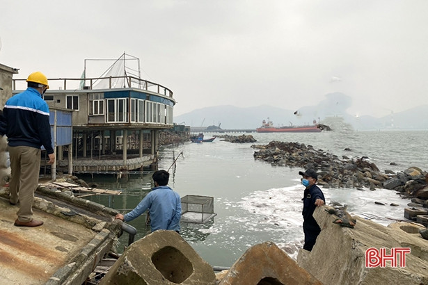 Hiện tượng dầu tràn tại khu vực bờ biển Kỳ Lợi do sự cố từ tàu nhập dầu