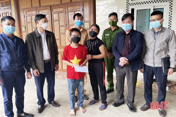 Ban ATGT tỉnh Hà Tĩnh thăm hỏi, động viên gia đình nạn nhân tai nạn giao thông ở Vũ Quang, Hương Khê