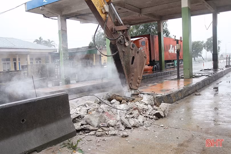 Chính thức tháo dỡ trạm thu phí cầu Rác ở Hà Tĩnh