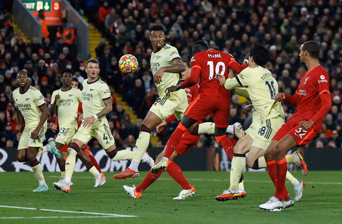Hàng thủ ngớ ngẩn, Arsenal thua thảm trên sân của Liverpool