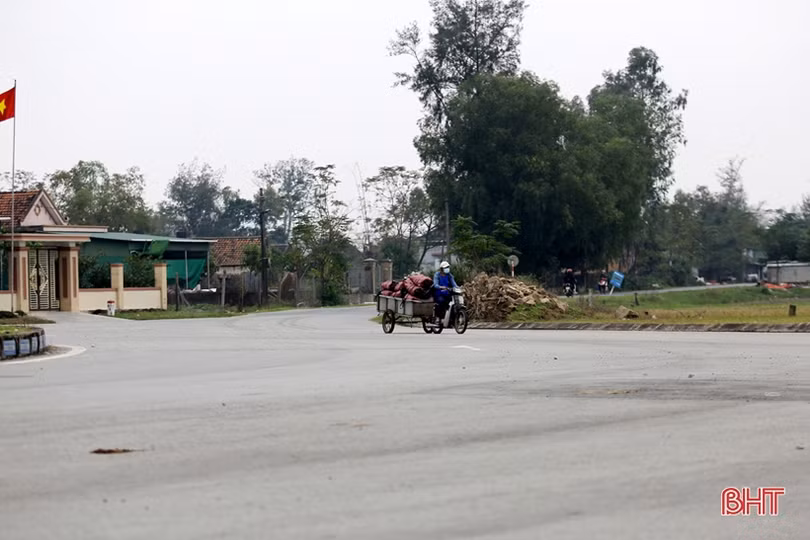 Giao thông lộn xộn, tiềm ẩn tai nạn khi người dân đi tắt qua vòng xuyến ở Lộc Hà