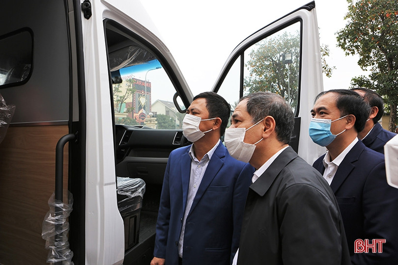 Hà Tĩnh tiếp nhận 2 xe cứu thương từ Tập đoàn Dầu khí Việt Nam