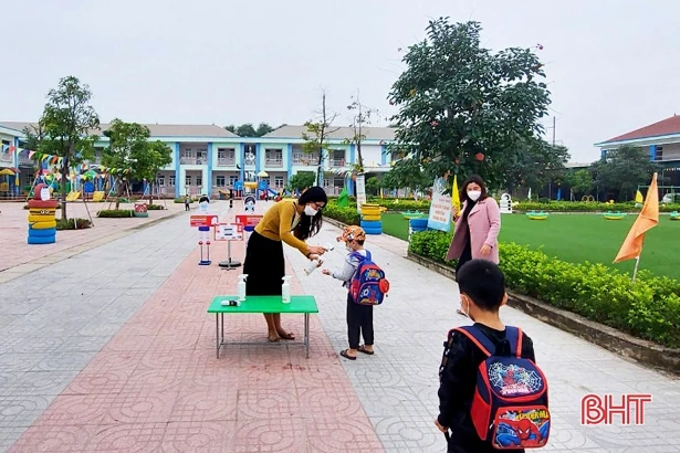 Siết chặt phòng dịch khi đón học sinh trở lại trường ở TP Hà Tĩnh và Thạch Hà