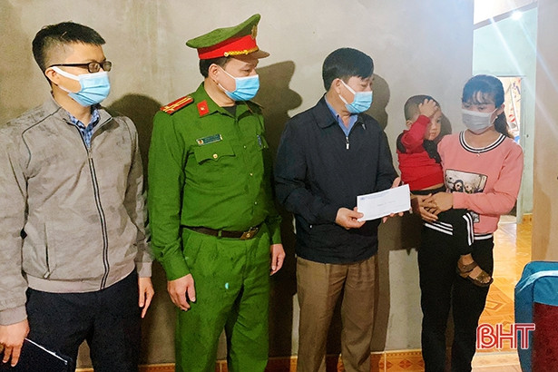 Ban ATGT tỉnh thăm hỏi gia đình nạn nhân tai nạn giao thông ở Cẩm Xuyên