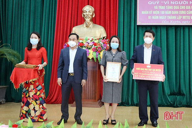 Tiếp nhận hơn 1,4 tỷ đồng ủng hộ “Quỹ vì người nghèo” Cẩm Xuyên