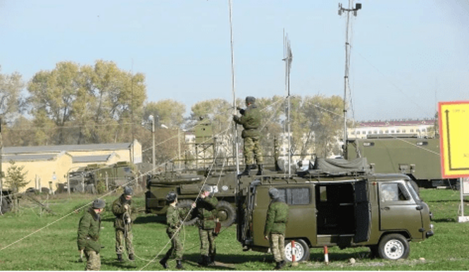 Lính Nga triển khai thiết bị tác chiến điện tử ở Syria (Ảnh: Sohu). Mỹ thừa nhận lực lượng tác chiến điện tử Nga quá mạnh