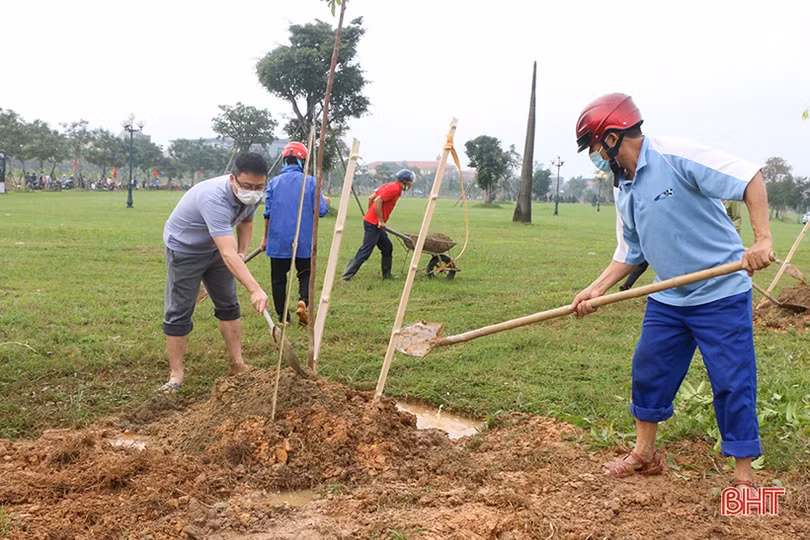 Đồng loạt ra quân trồng cây ở TP Hà Tĩnh