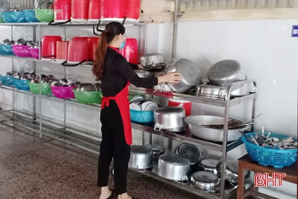 Siết chặt phòng dịch khi đón học sinh trở lại trường ở TP Hà Tĩnh và Thạch Hà